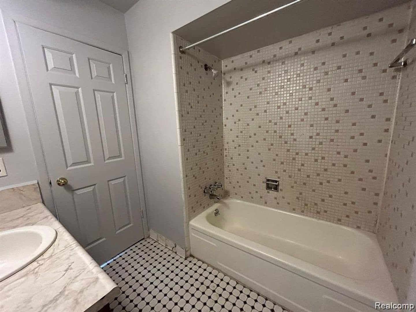 Eastpointe Apartment: 16480 E 9 Mile