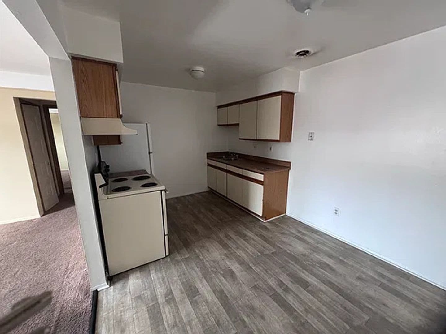 Eastpointe Apartment: 16481 E 10 Mile Rd