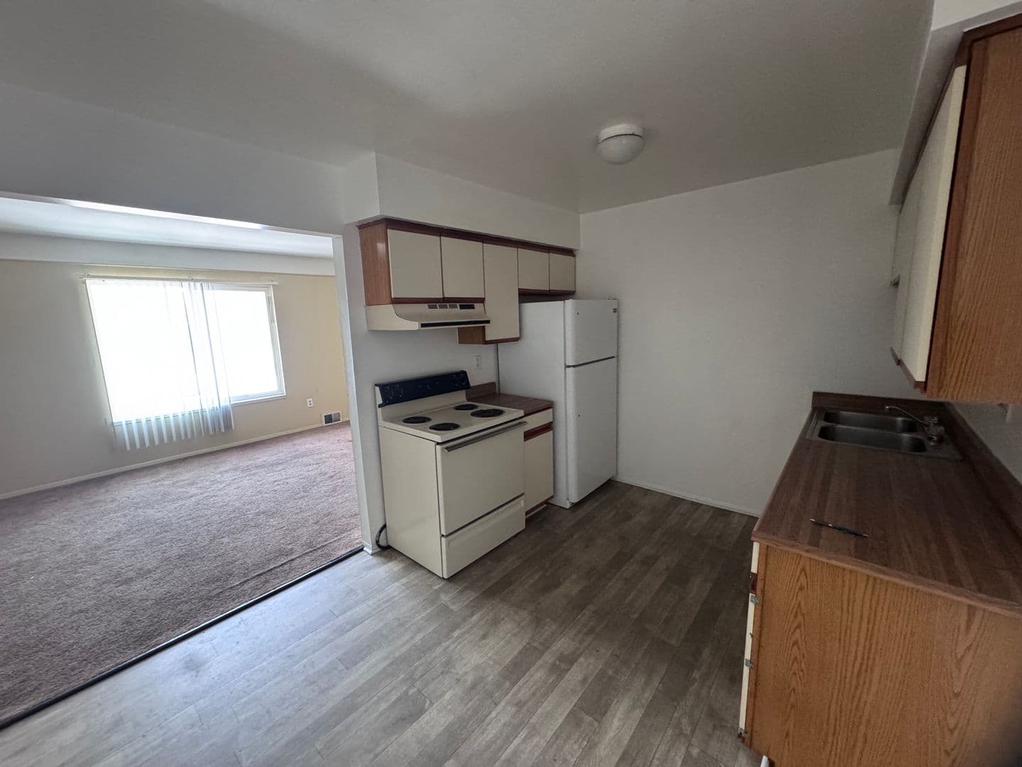 Eastpointe Apartment: 16431 E 10 Mile Rd