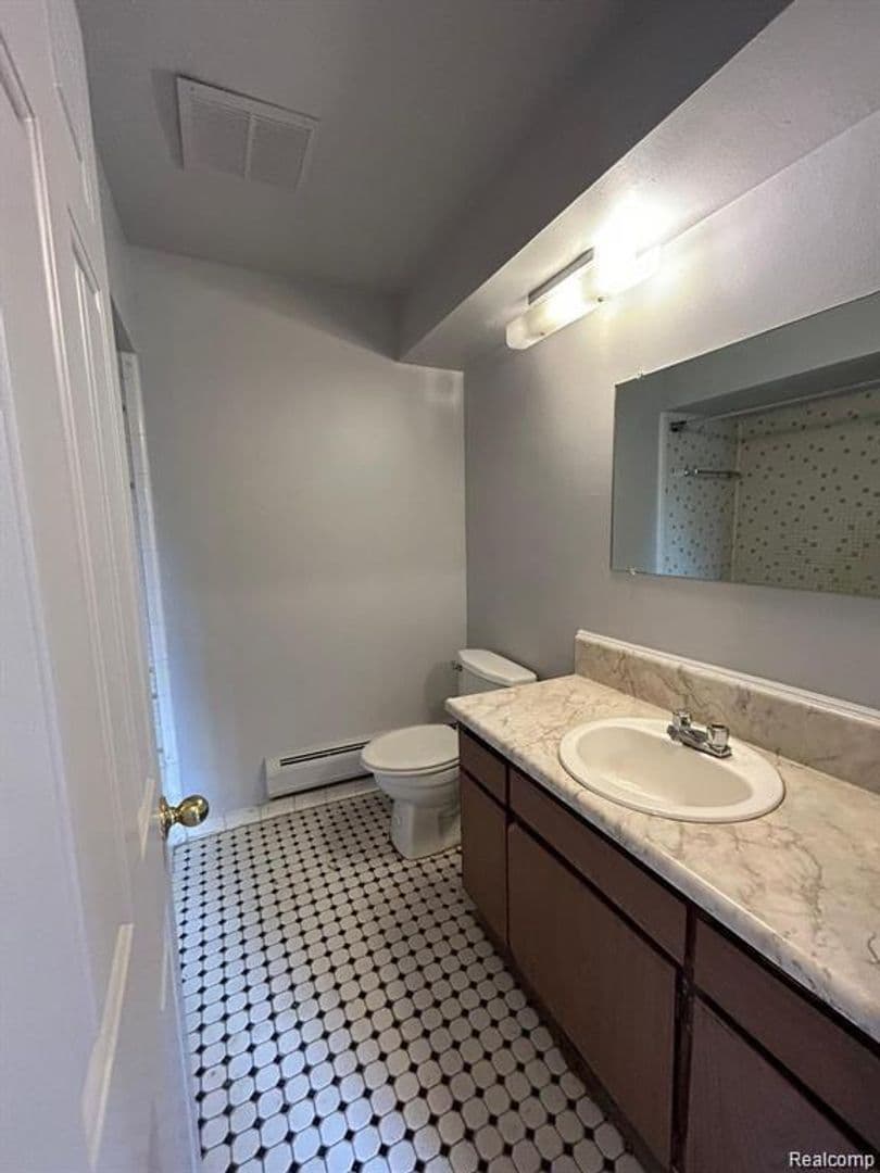Eastpointe Apartment: 16480 E 9 Mile
