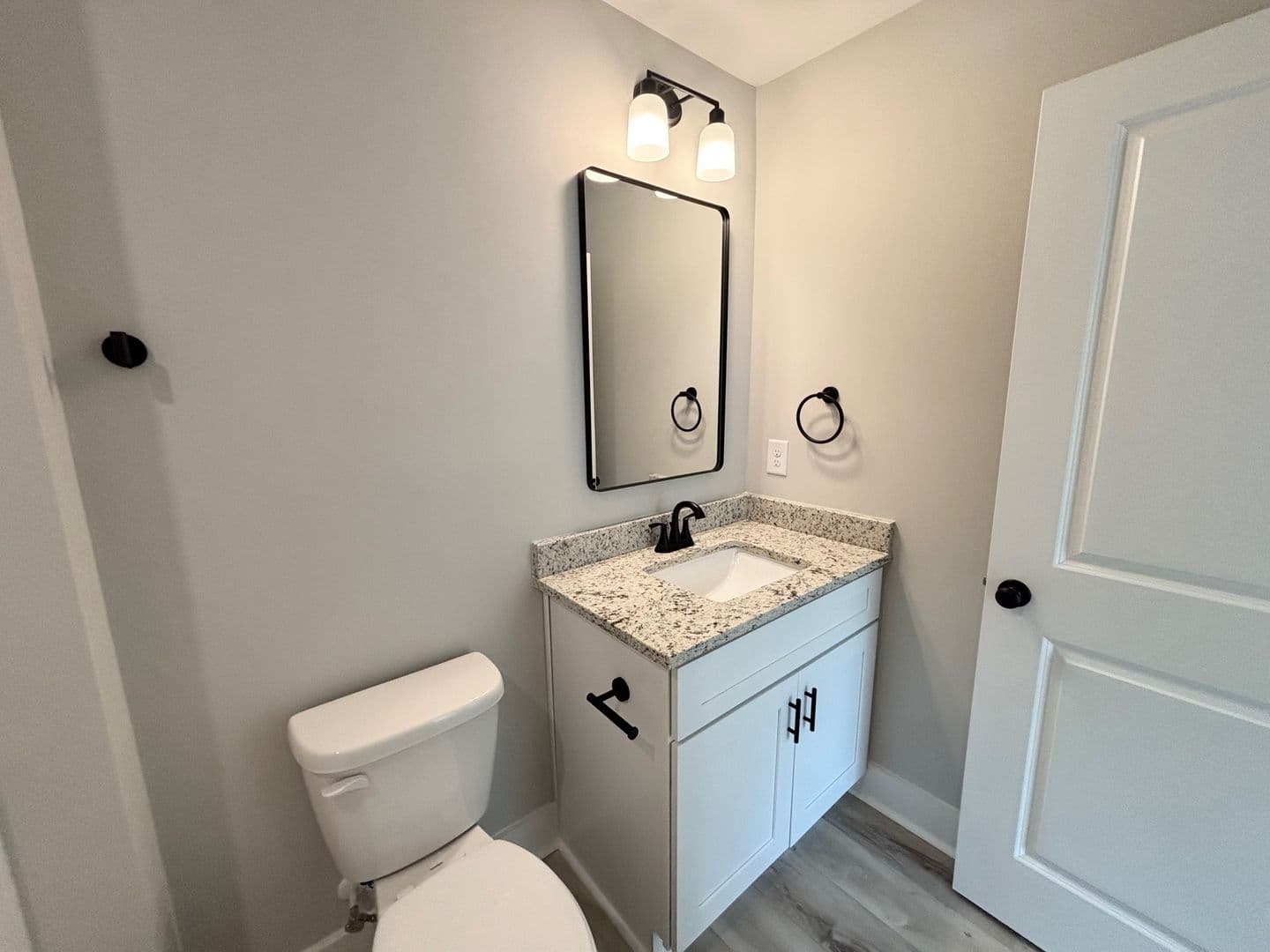 Columbia Apartment: 2703 Clark St