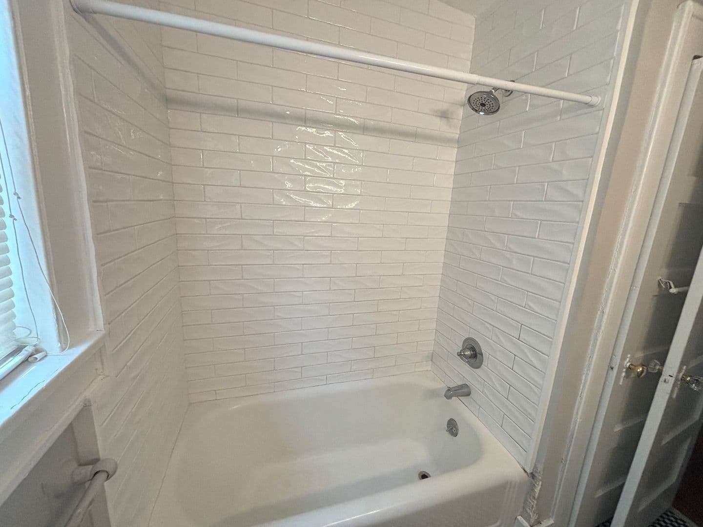 Columbia Apartment: 1615 Hollywood Drive - 1615 Hollywood Drive Upstairs