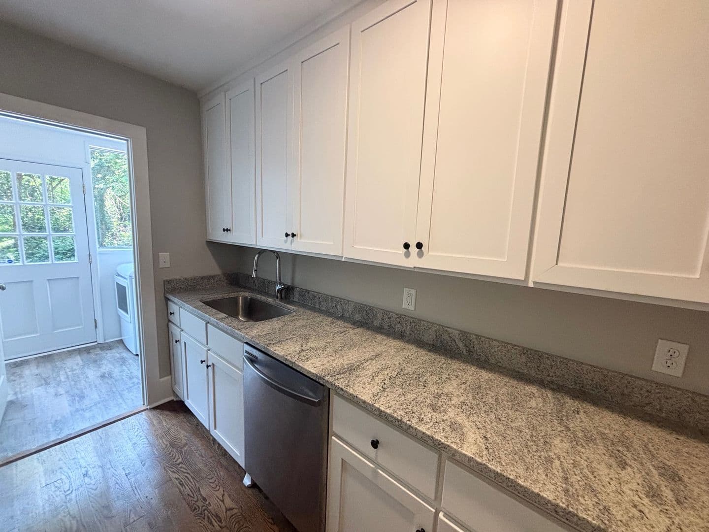 Columbia Apartment: 1615 Hollywood Drive - 1615 Hollywood Drive Upstairs