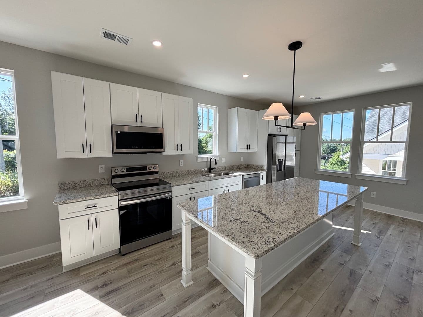 Columbia Apartment: 2703 Clark St