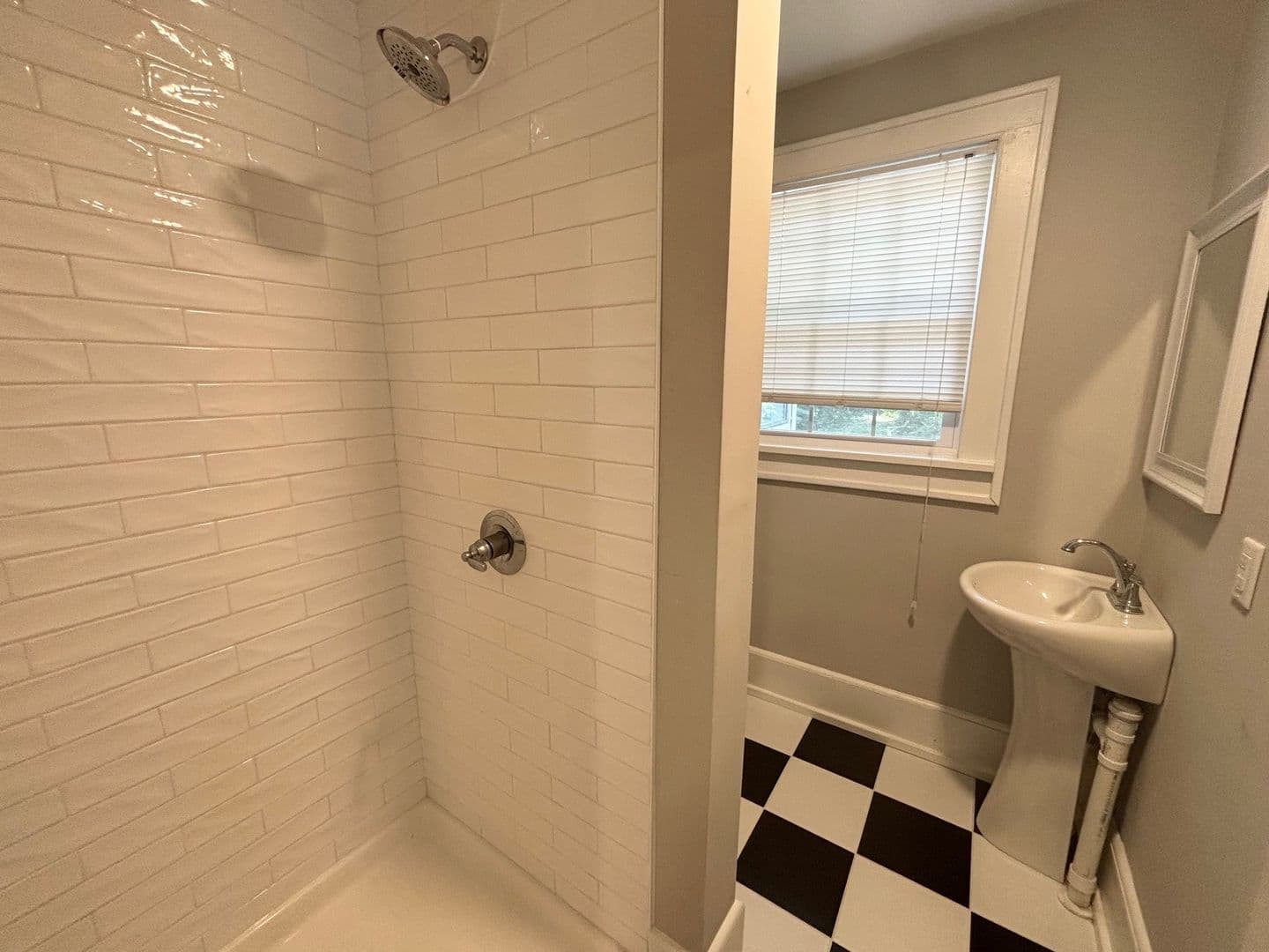 Columbia Apartment: 1615 Hollywood Drive - 1615 Hollywood Drive Upstairs