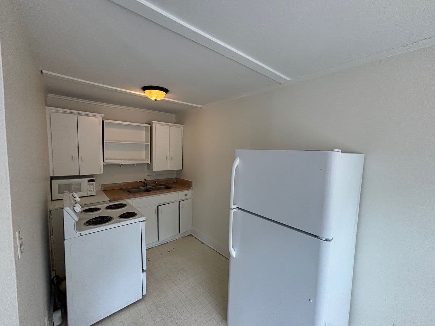Columbia Apartment: 1403/1405/1407 McArthur Avenue
