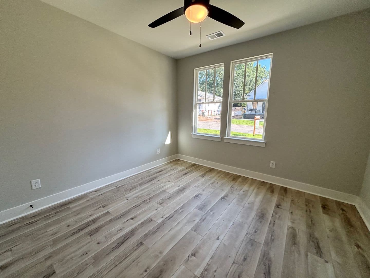 Columbia Apartment: 2703 Clark St