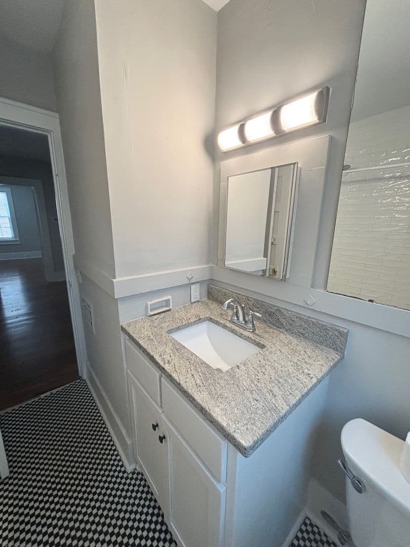 Columbia Apartment: 1615 Hollywood Drive - 1615 Hollywood Drive Upstairs