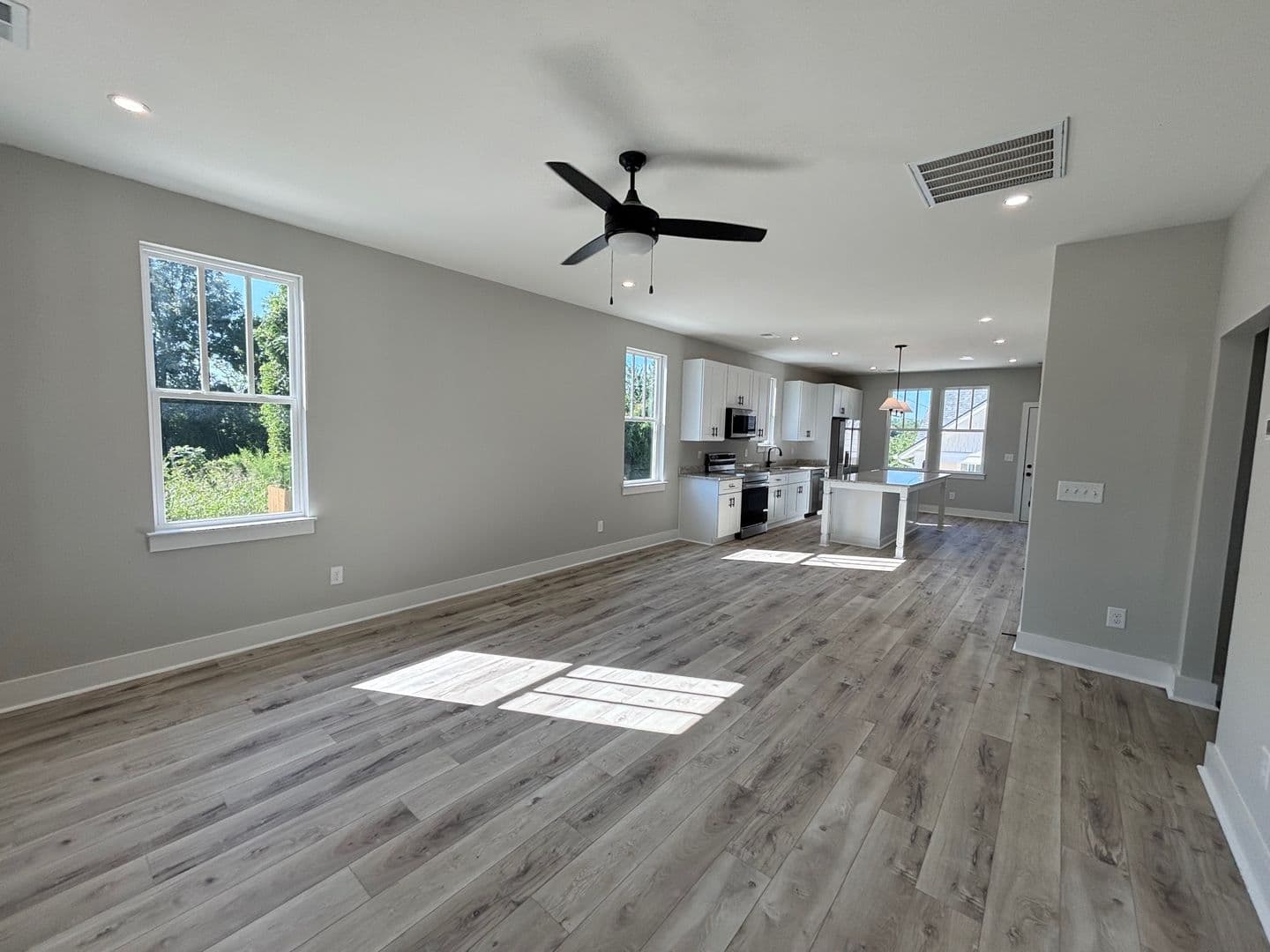 Columbia Apartment: 2703 Clark St