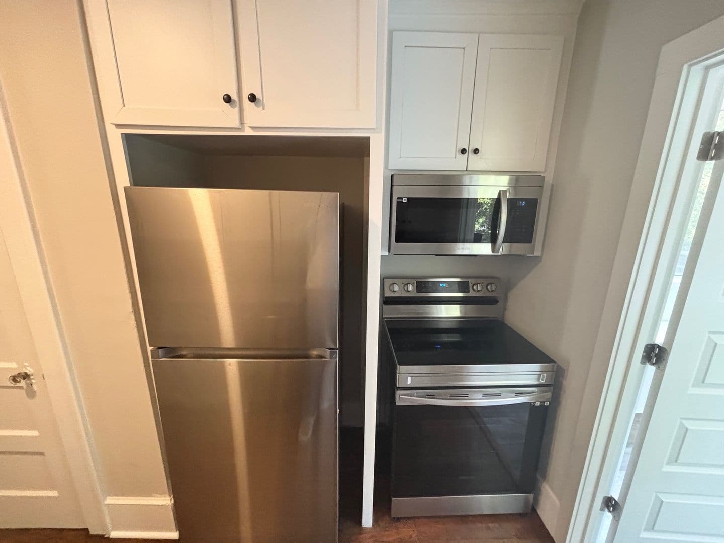 Columbia Apartment: 1615 Hollywood Drive - 1615 Hollywood Drive Upstairs
