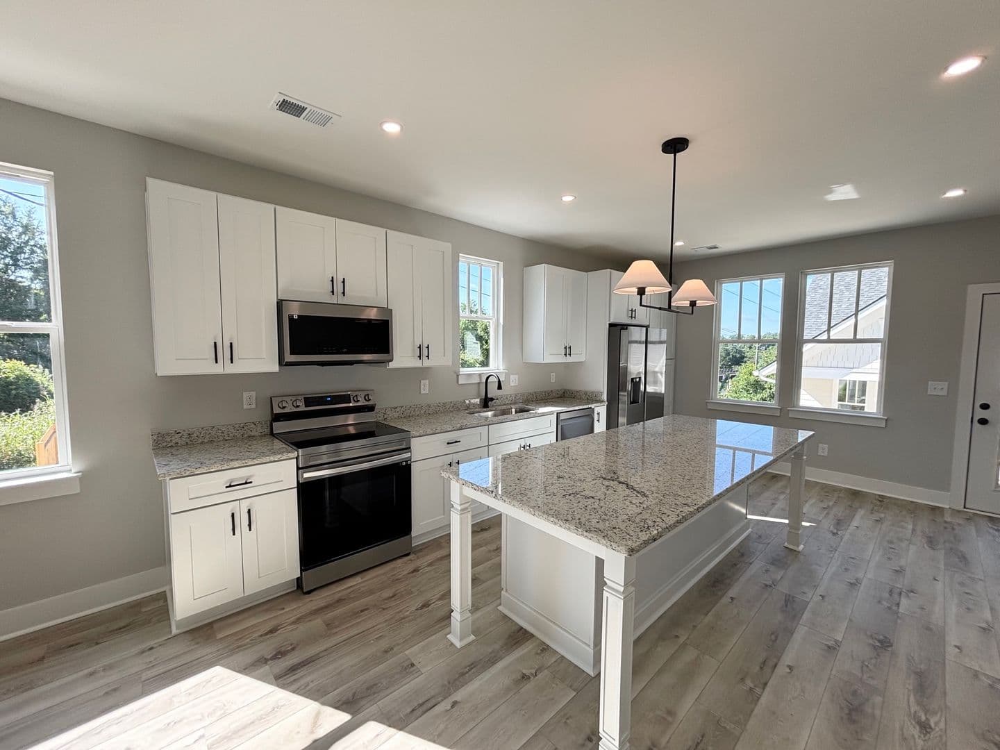 Columbia Apartment: 2703 Clark St