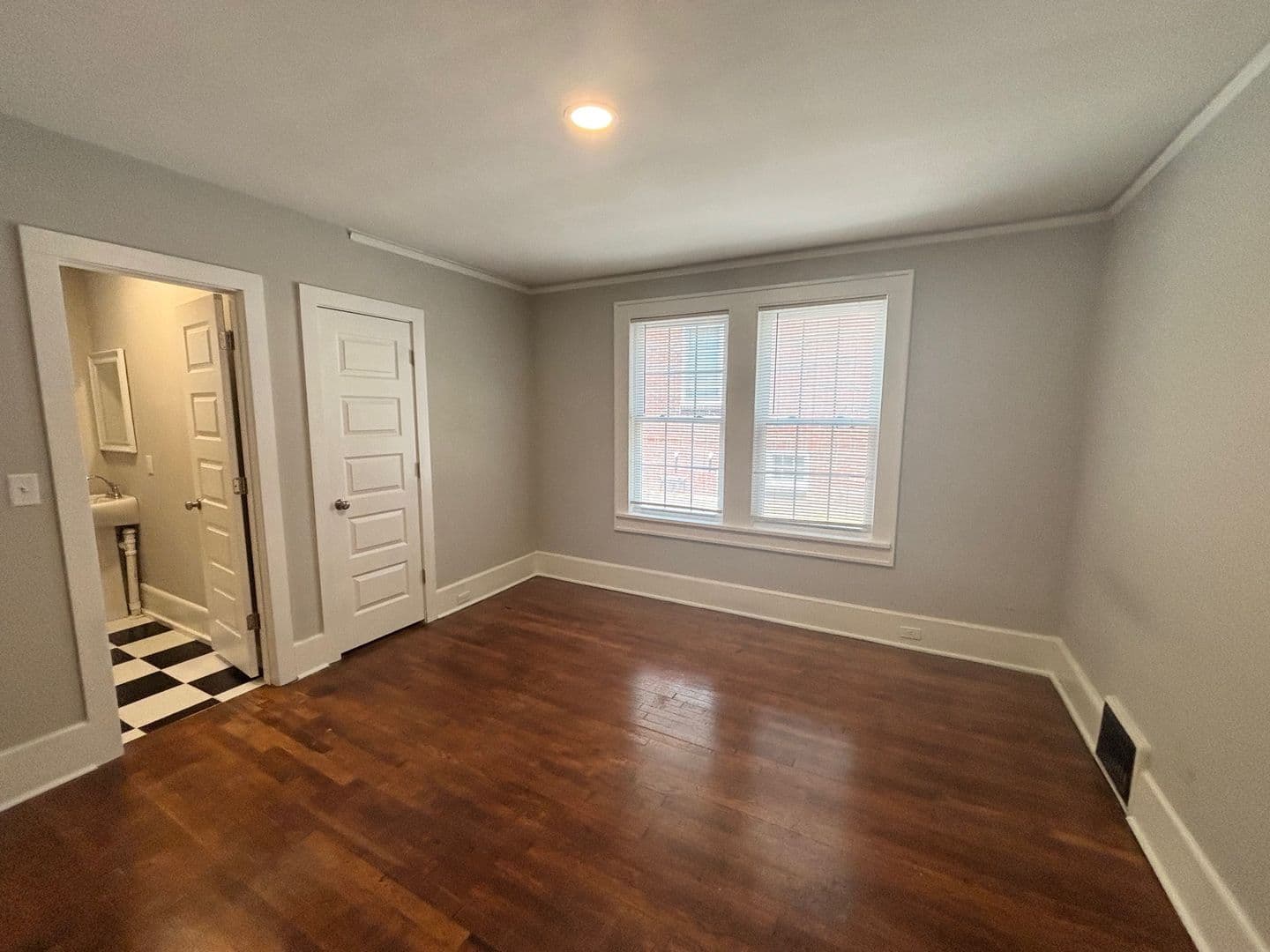 Columbia Apartment: 1615 Hollywood Drive - 1615 Hollywood Drive Upstairs