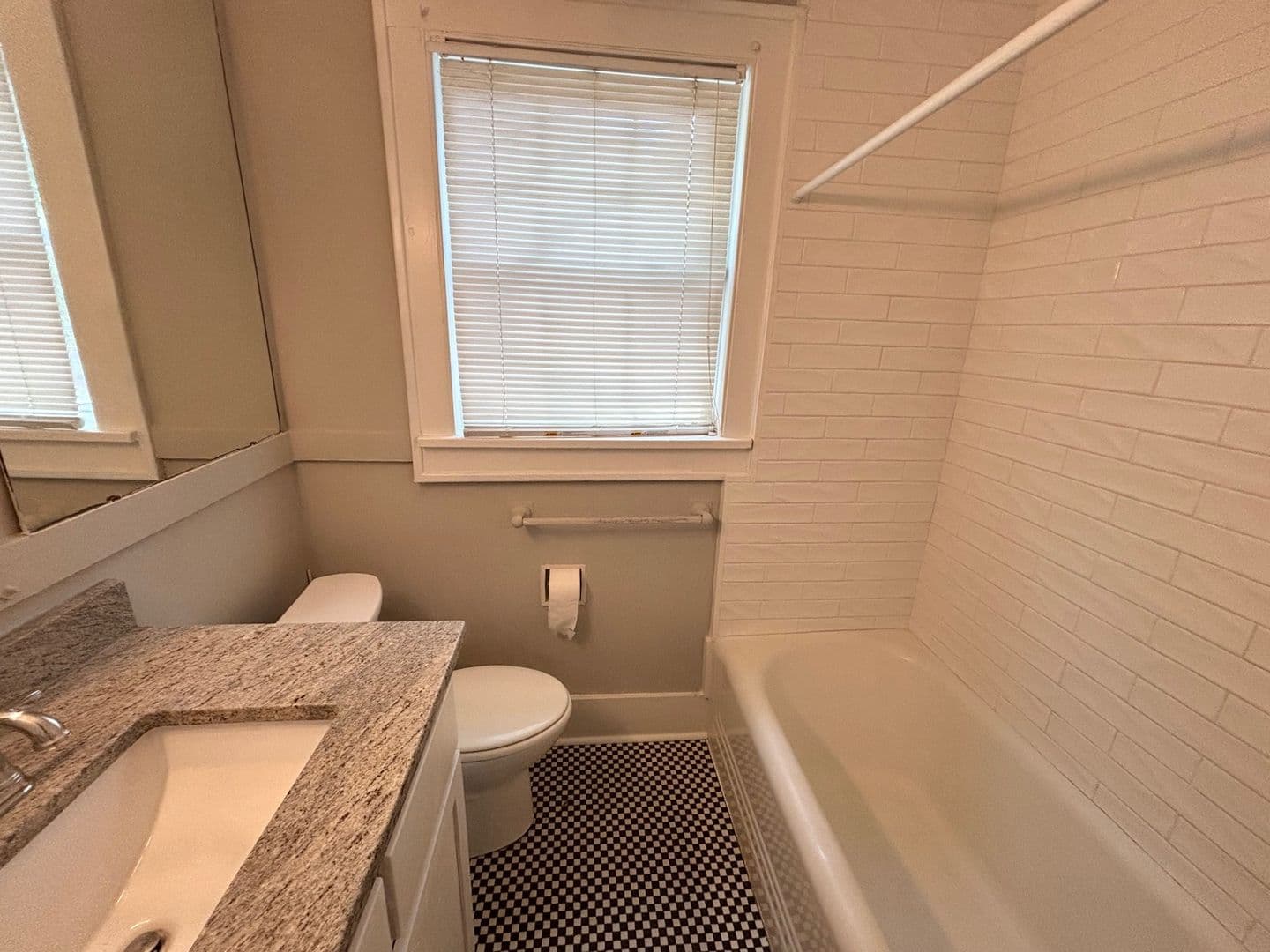Columbia Apartment: 1615 Hollywood Drive - 1615 Hollywood Drive Upstairs