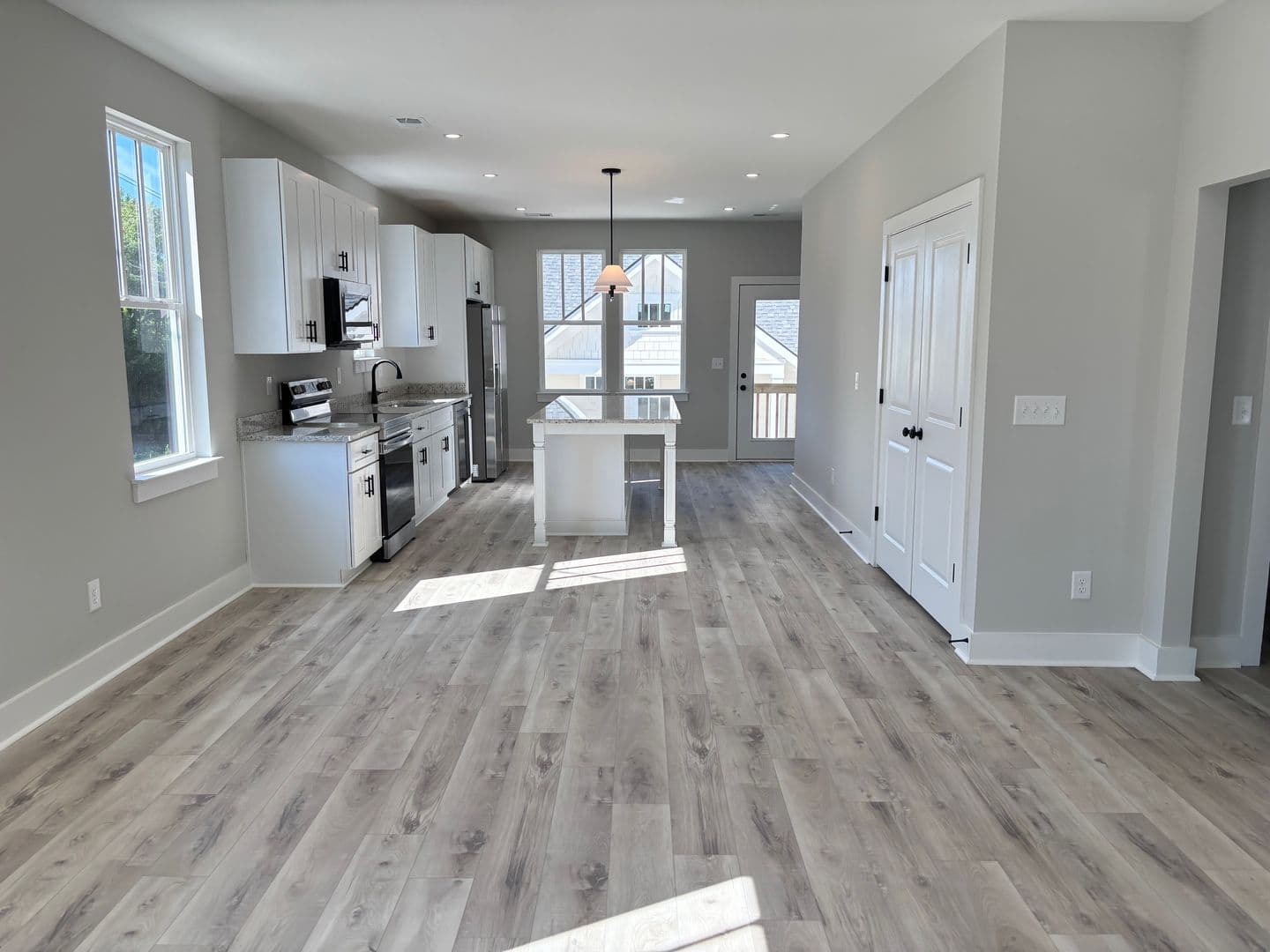 Columbia Apartment: 2703 Clark St