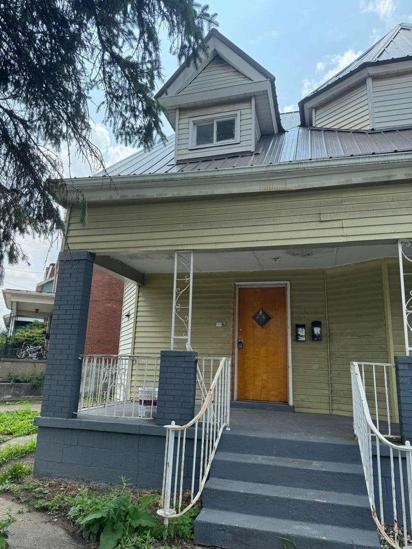 Swissvale Apartment: 2050 Monongahela Ave