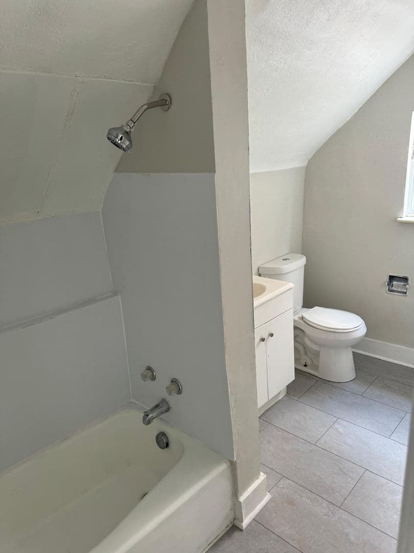 Swissvale Apartment: 2050 Monongahela Ave