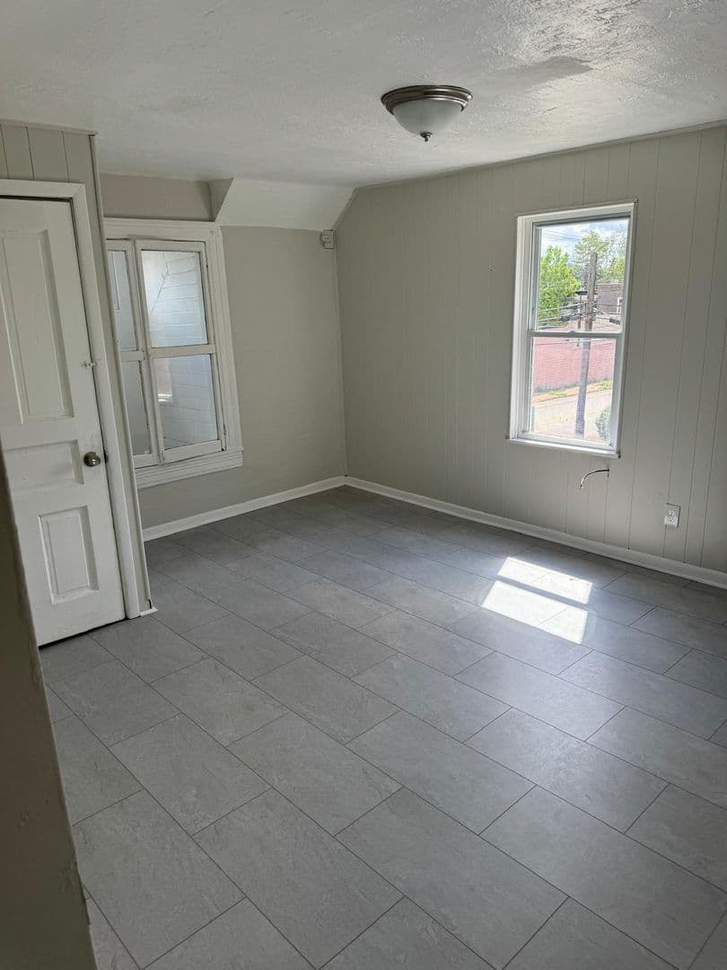 Swissvale Apartment: 2050 Monongahela Ave