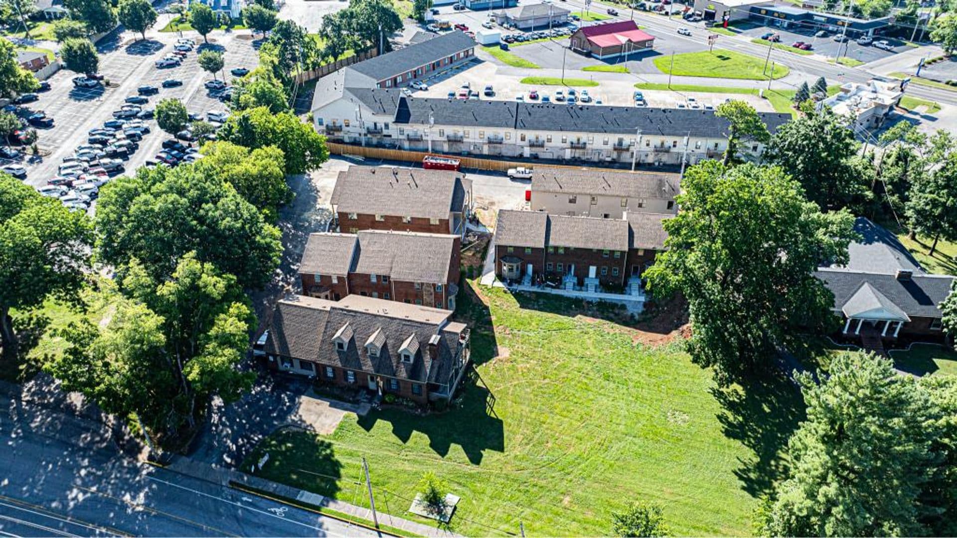 Bowling Green Apartment: 1722 Chestnut Street