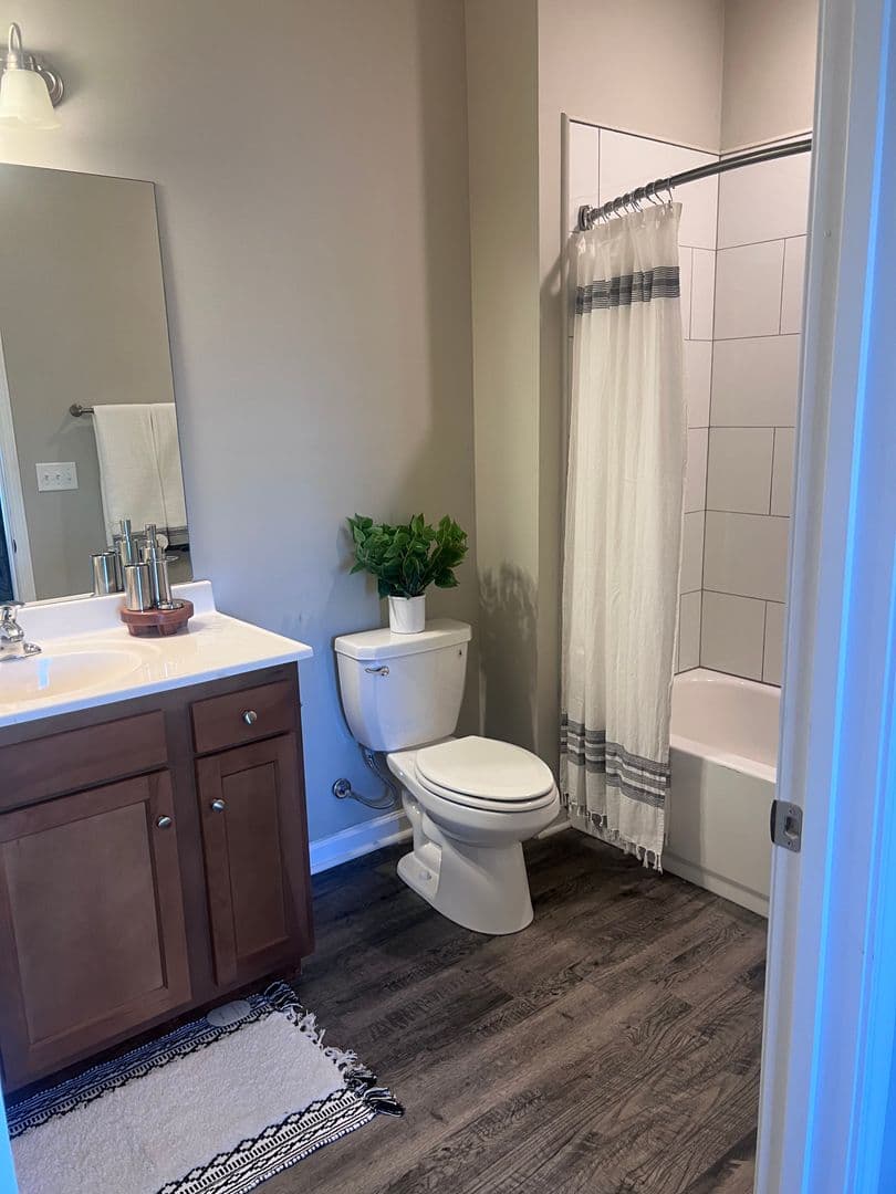 Bowling Green Apartment: Lynnwood Way