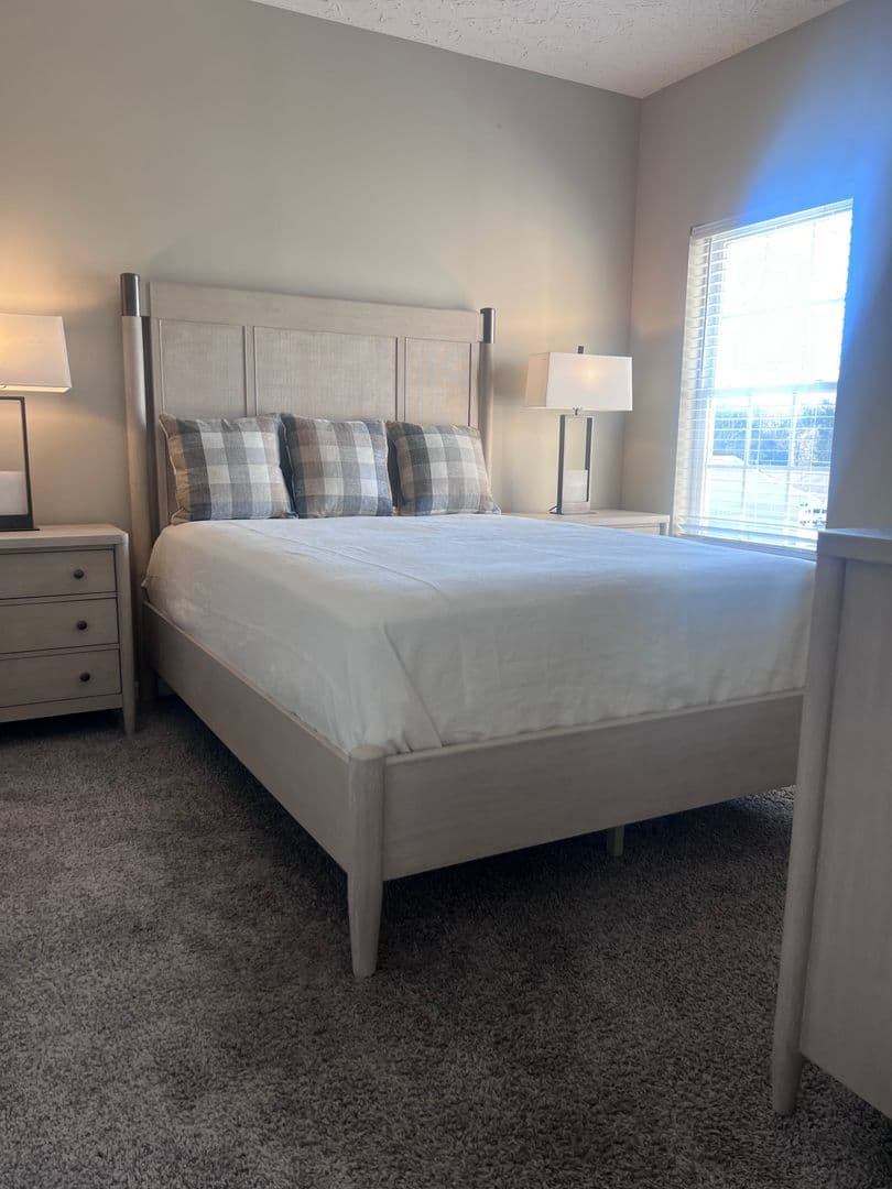 Bowling Green Apartment: Lynnwood Way