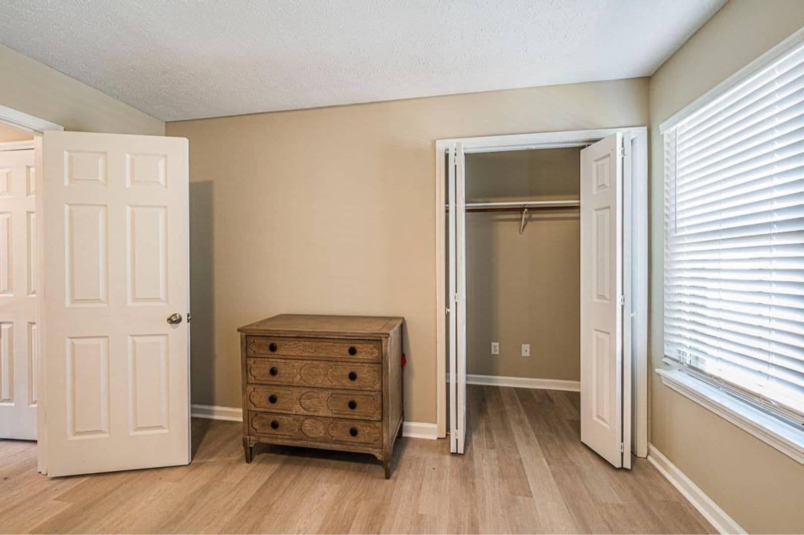 Bowling Green Apartment: 1722 Chestnut Street