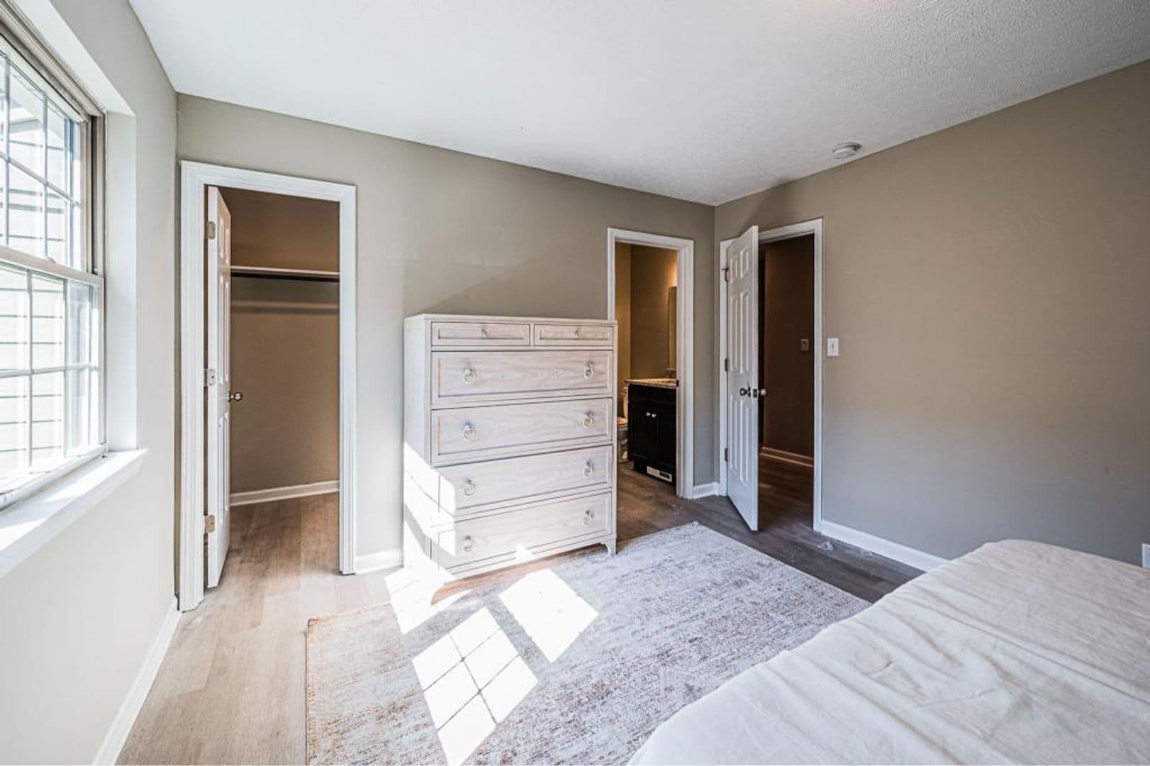 Bowling Green Apartment: 1722 Chestnut Street