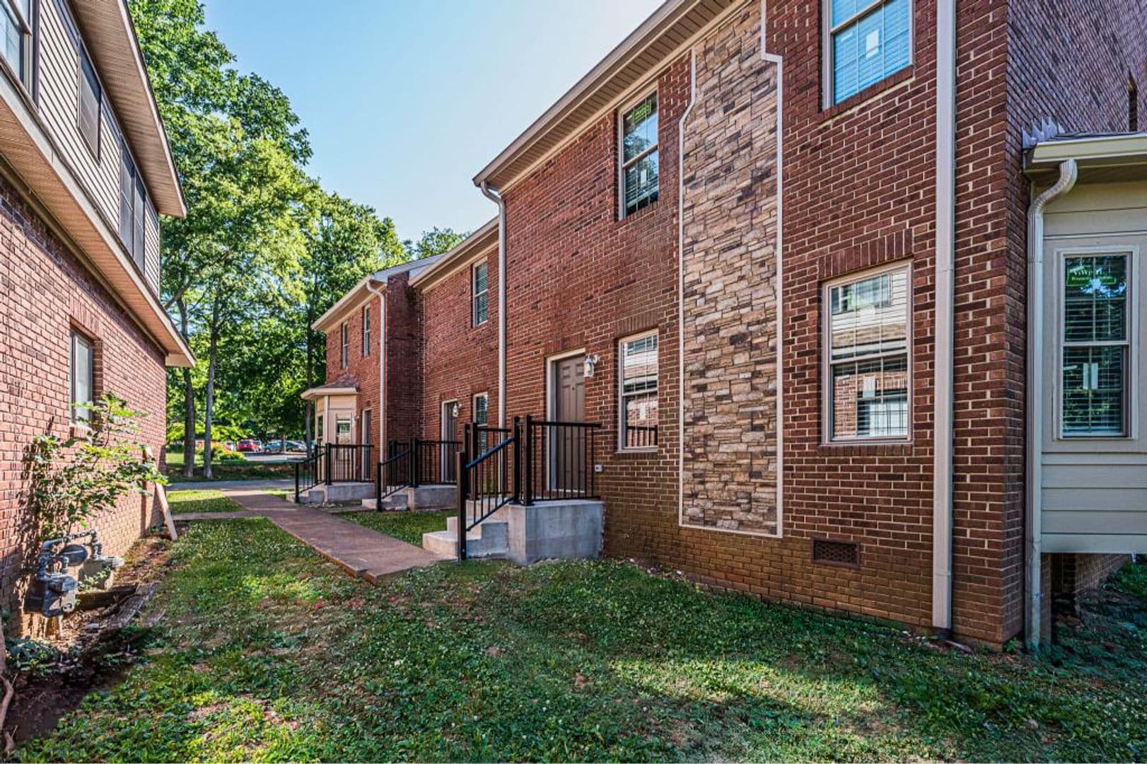 Bowling Green Apartment: 1722 Chestnut Street
