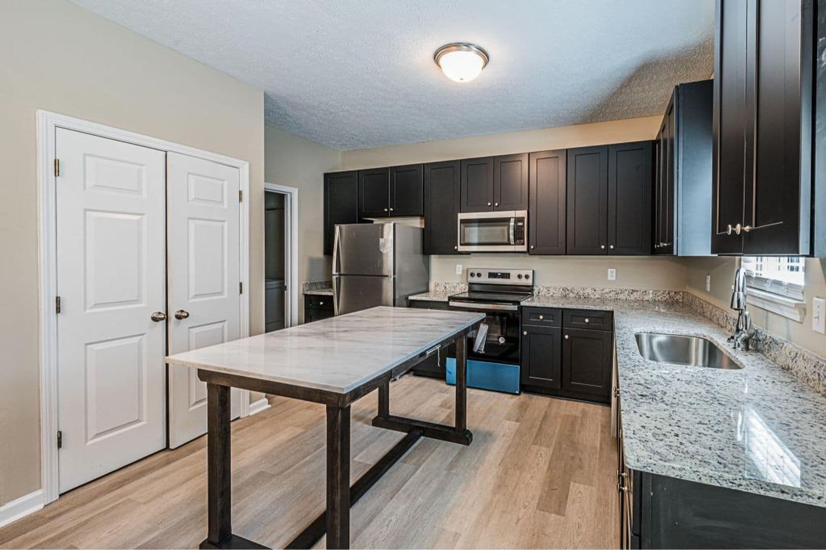 Bowling Green Apartment: 1722 Chestnut Street