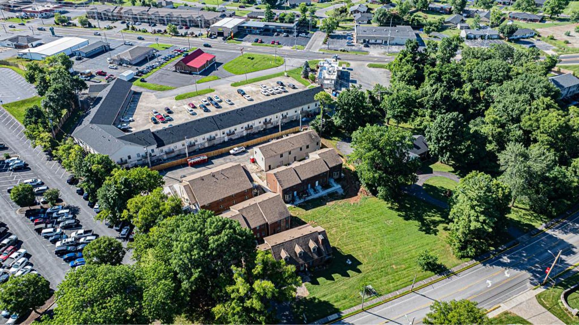 Bowling Green Apartment: 1722 Chestnut Street