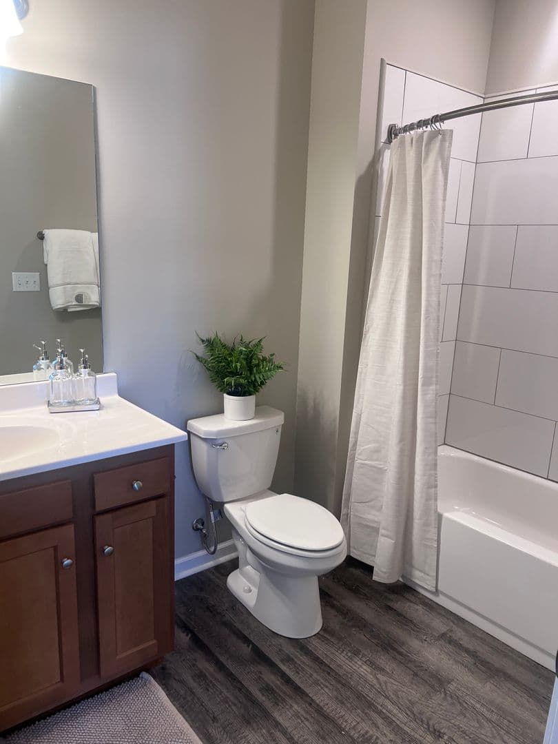 Bowling Green Apartment: Lynnwood Way