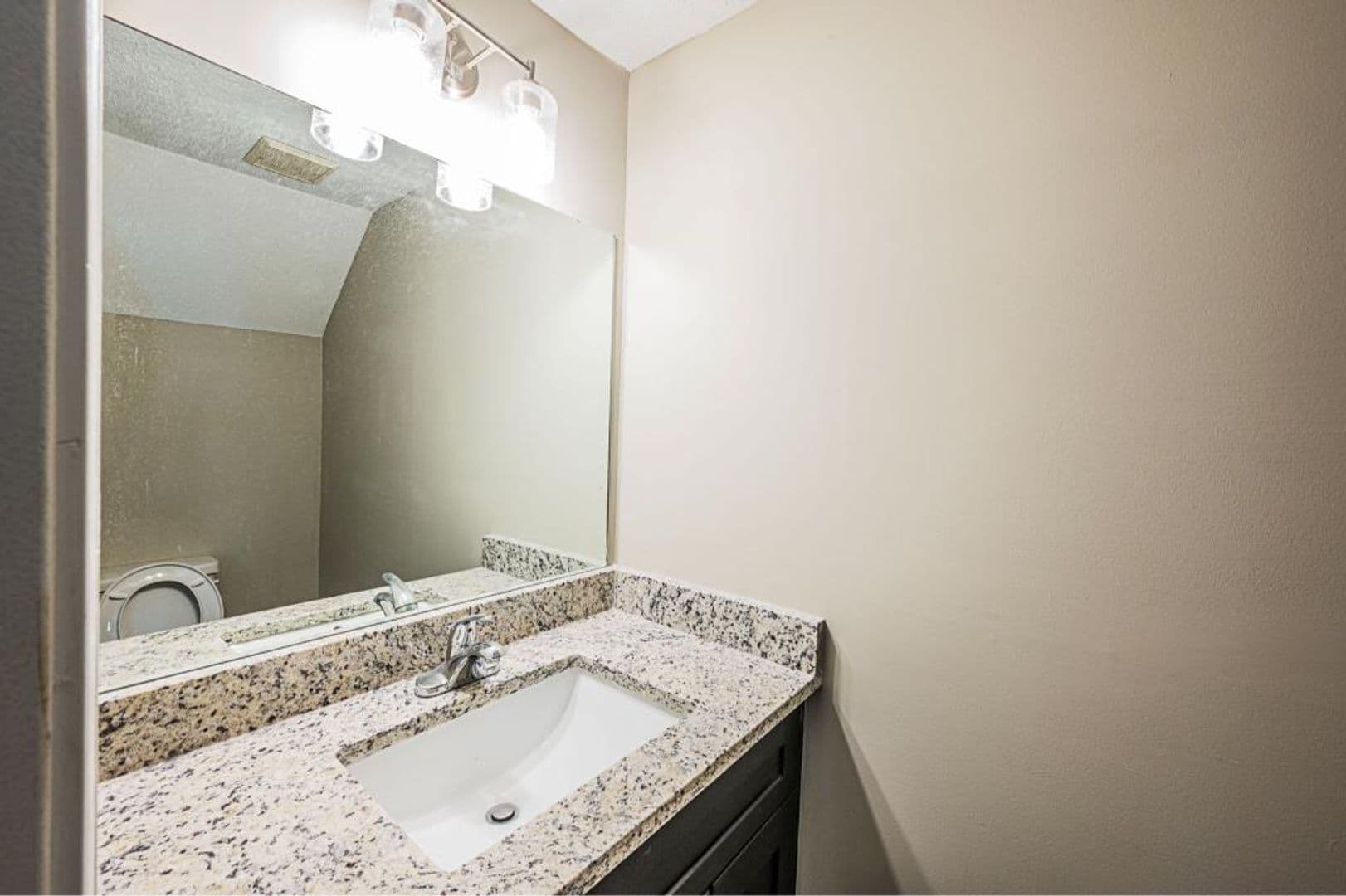 Bowling Green Apartment: 1722 Chestnut Street