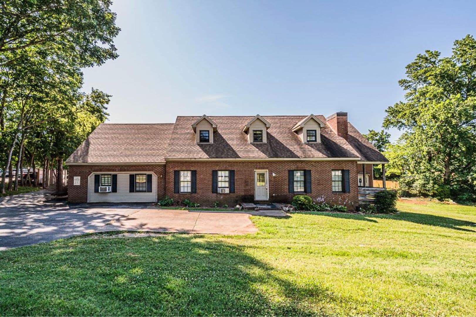 Bowling Green Apartment: 1722 Chestnut Street