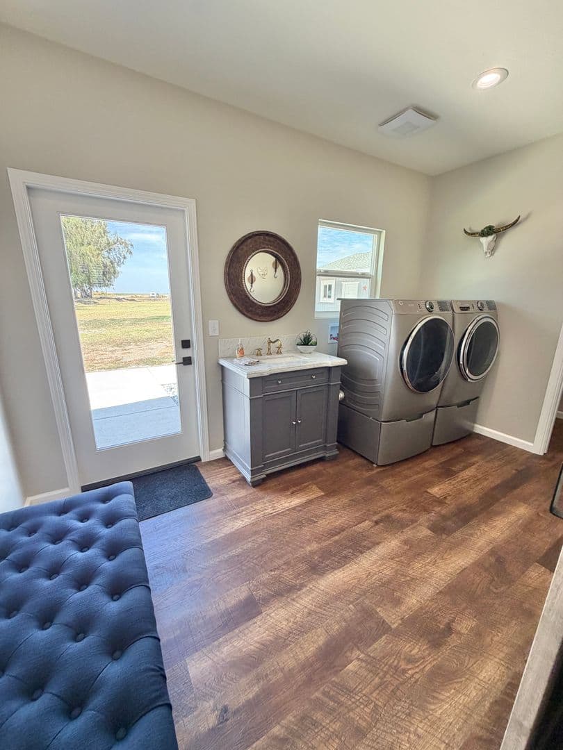 Dos Palos House: 11520 State Highway 152