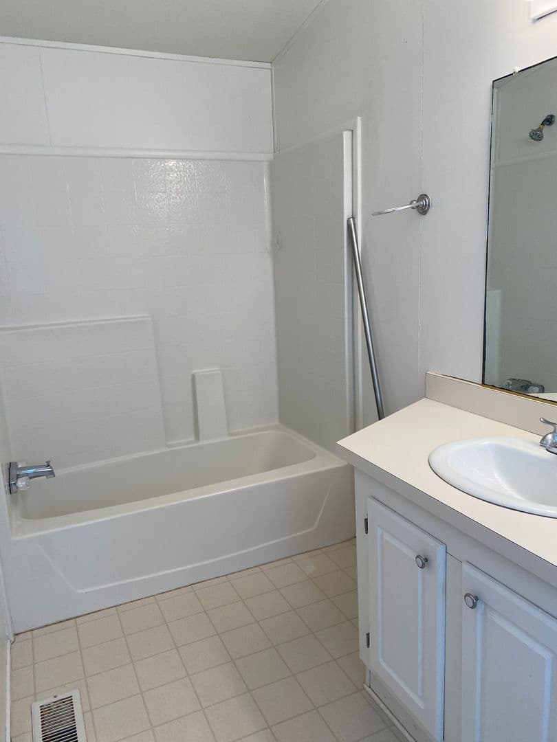 Los Banos House: 12090 Nantes Ave