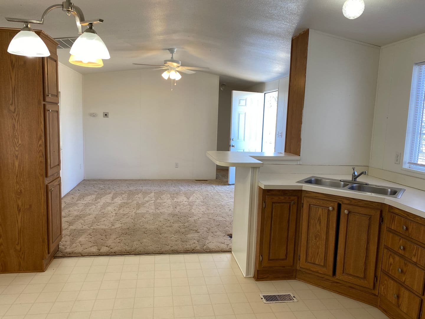 Los Banos House: 12090 Nantes Ave