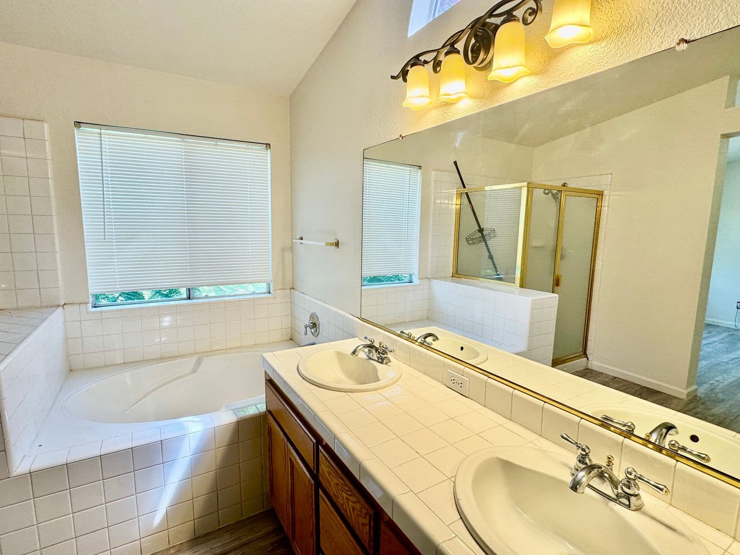 Los Banos House: 962 Sandra St
