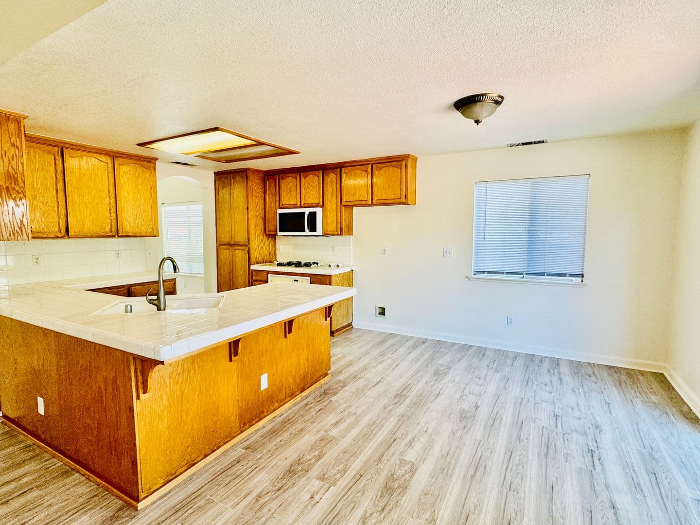Los Banos House: 962 Sandra St