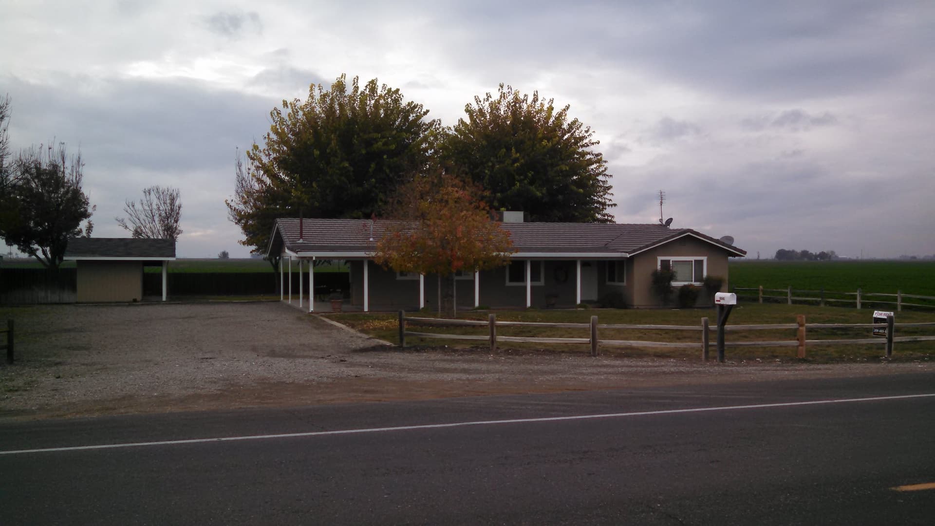 Dos Palos House: 16843 State Hwy 33