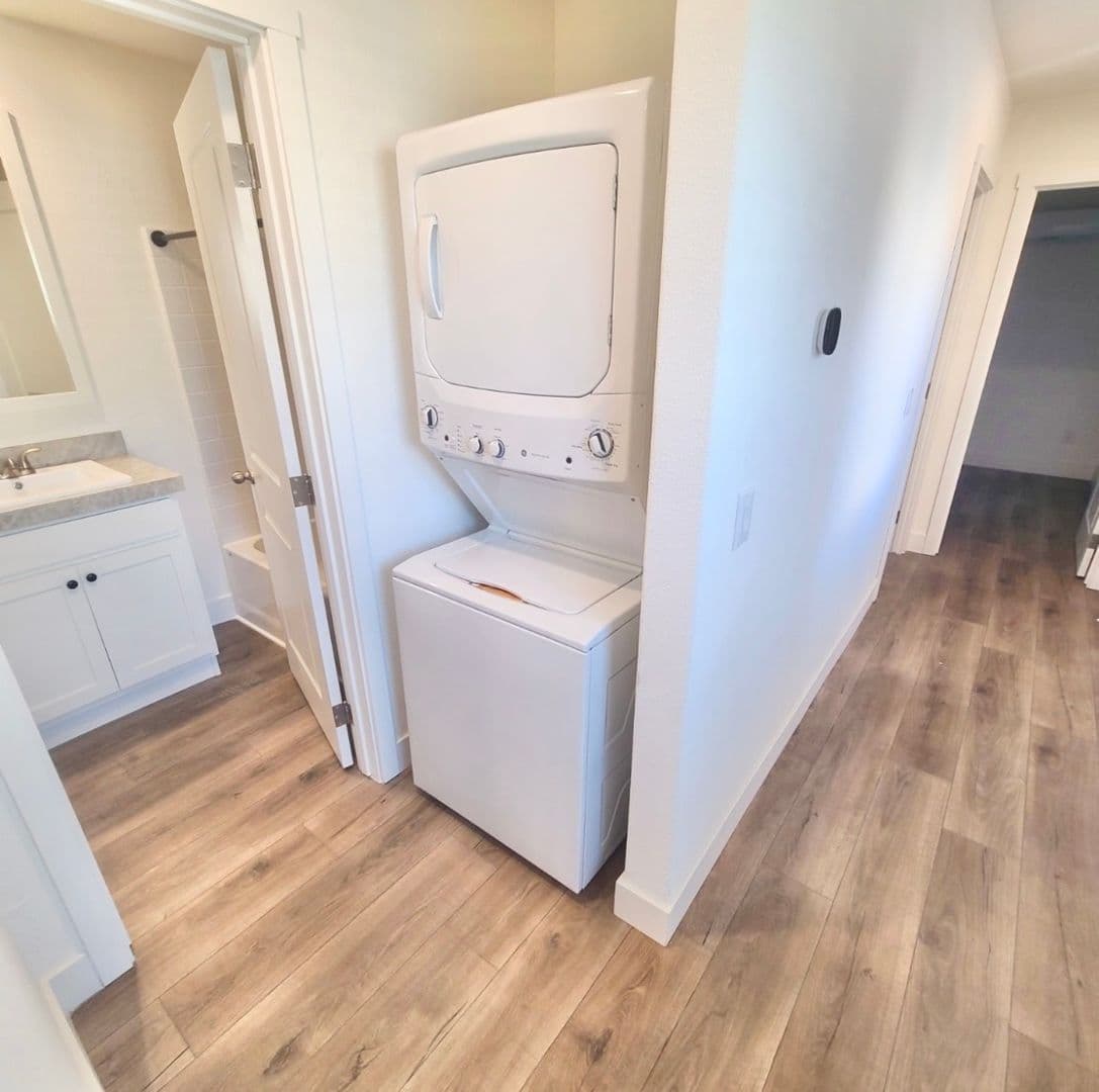 Los Banos House: 1602 1/2 Dodder Dr