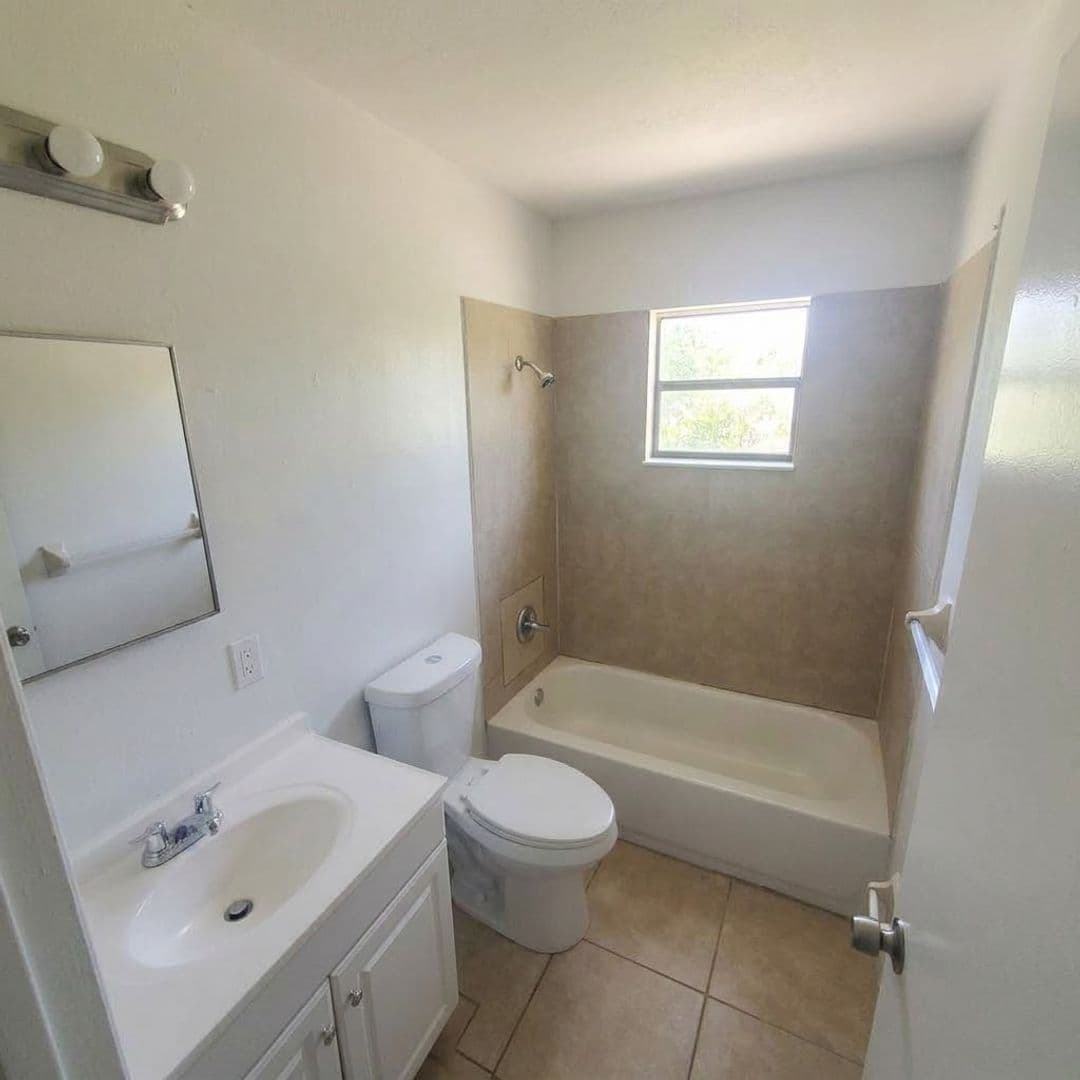Lakeland Apartment: 7618 Chase Rd