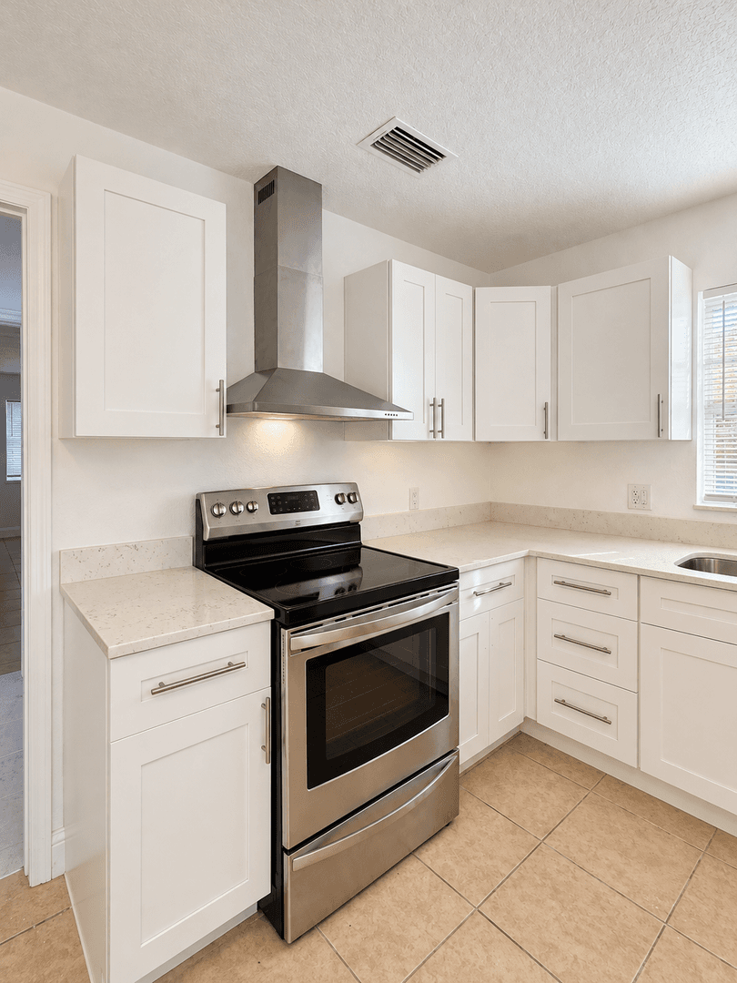 Lakeland House: 2038 Somerville Ln