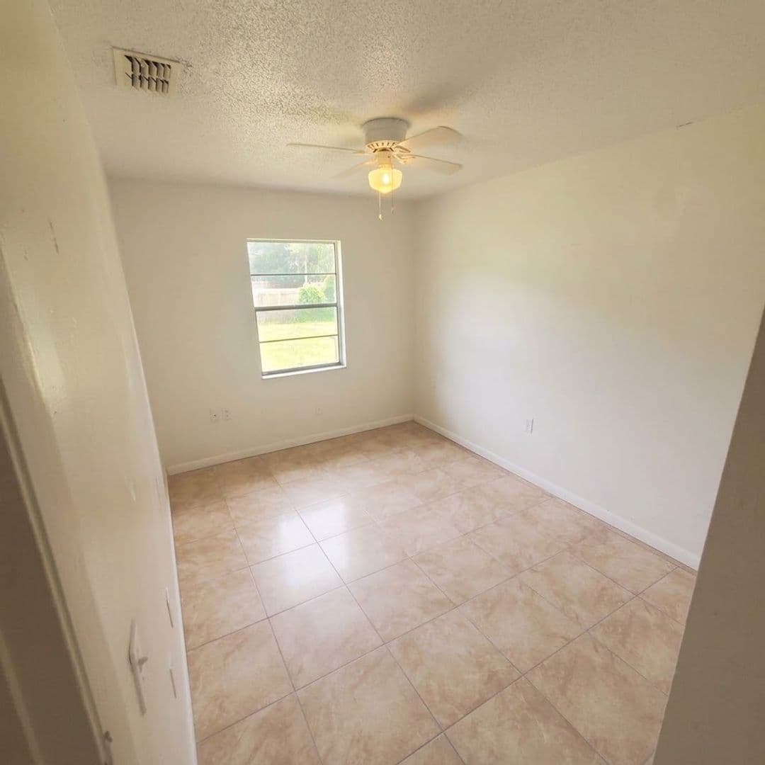 Lakeland Apartment: 7618 Chase Rd