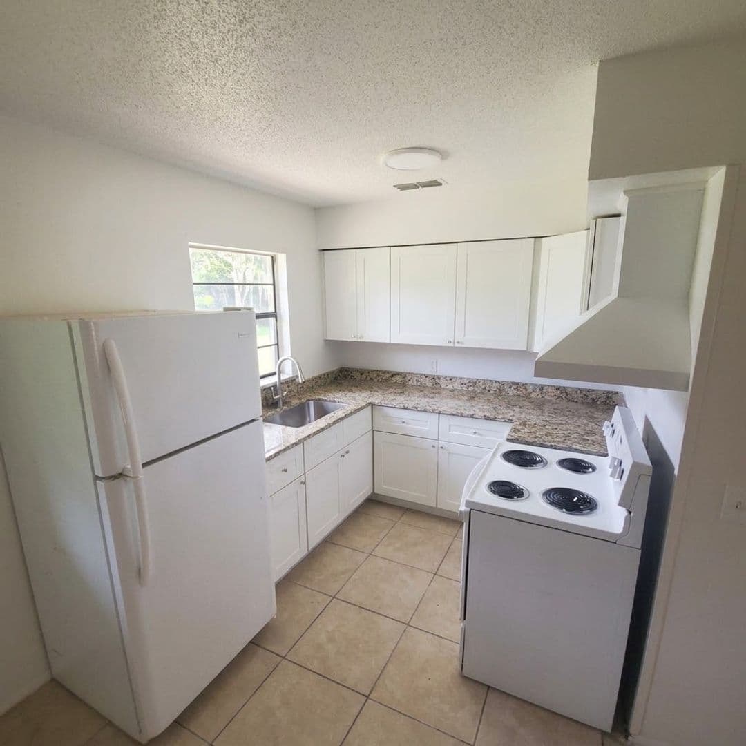 Lakeland Apartment: 7618 Chase Rd