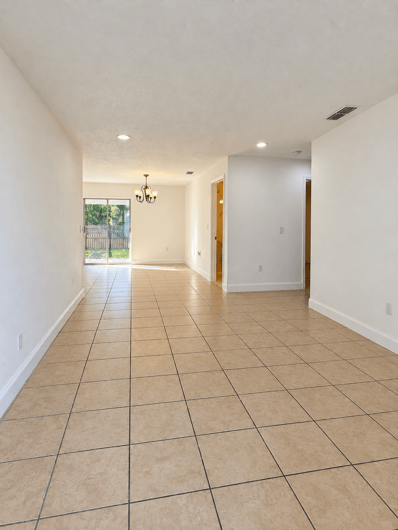 Lakeland House: 2038 Somerville Ln
