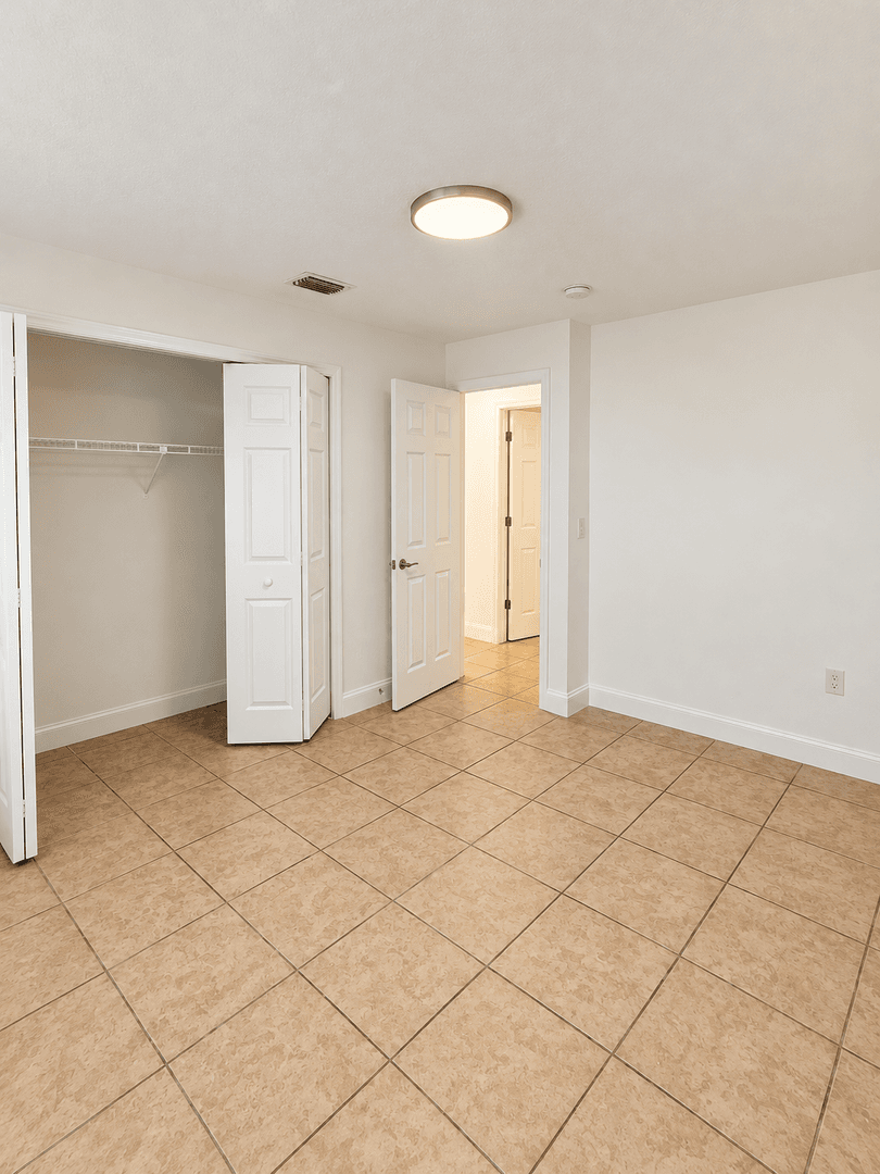 Lakeland House: 2038 Somerville Ln