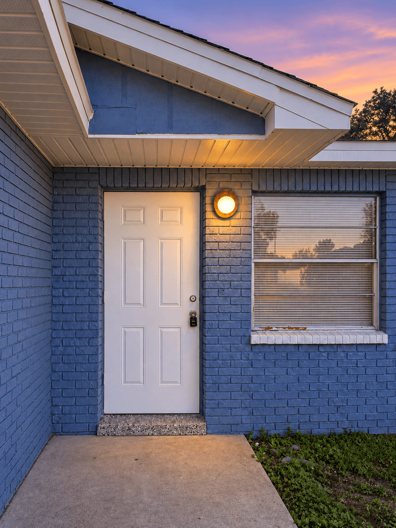 Lakeland House: 2038 Somerville Ln
