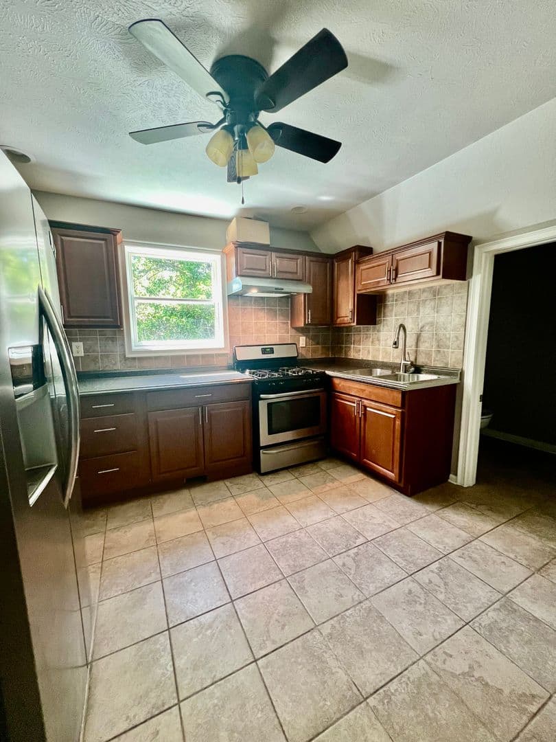 Rockford Apartment: 133 S Chicago Ave
