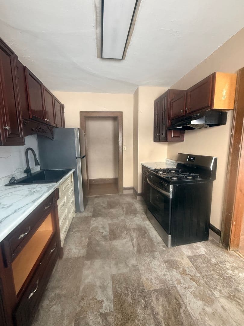 Rockford Apartment: 1609 17th Ave