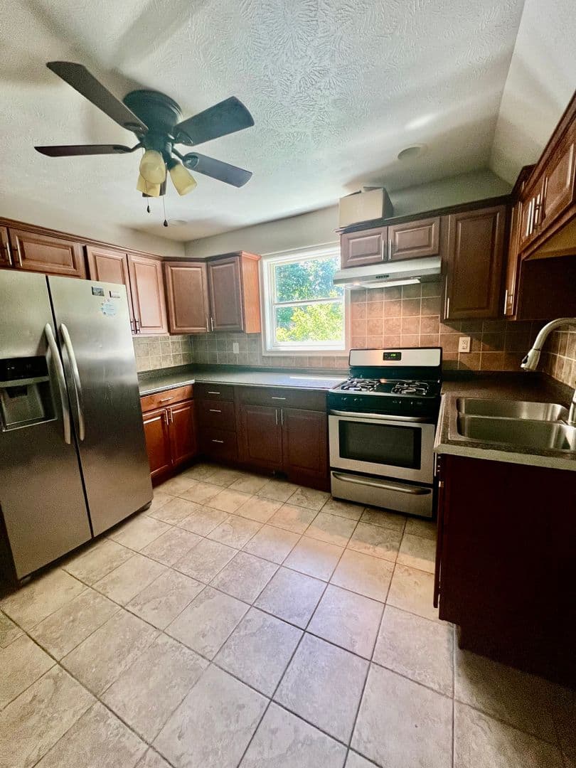 Rockford Apartment: 133 S Chicago Ave