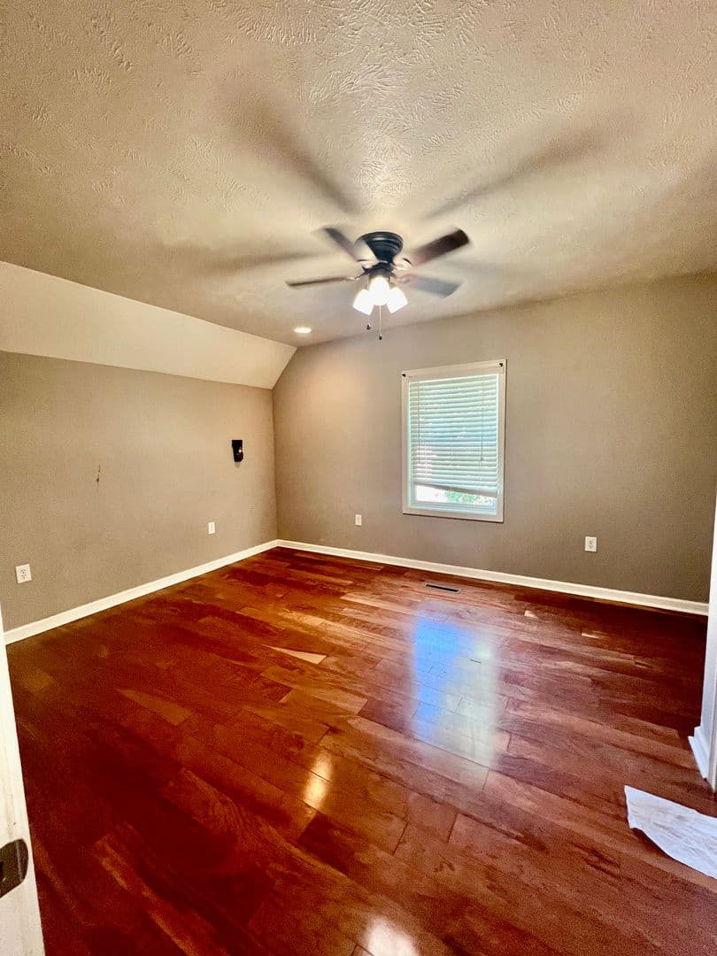 Rockford Apartment: 133 S Chicago Ave